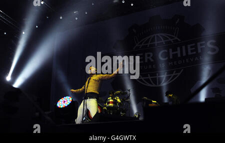 Ricky Wilson von den Kaiser Chiefs tritt auf der Bühne in Kirkstall Abbey, Leeds. Stockfoto