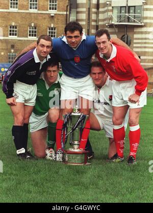 Die Rugby-Captains der fünf Nationen (l/r) Bryan Redpath (Schottland), Paddy Johns (Irland), Raphael Ibanez (Frankreich), Lawrence Dallaglio (England) und Rob Howley (Wales) posieren mit der Five Nations Trophy in London, um den Beginn der Meisterschaften 1999 zu markieren. Stockfoto