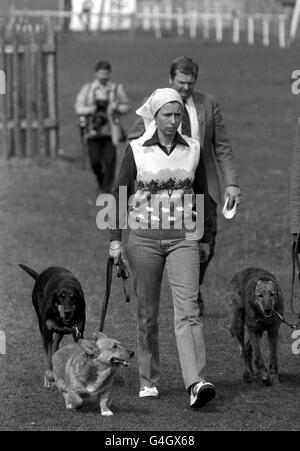 PRINZESSIN ANNE MIT IHREN HUNDEN Stockfoto