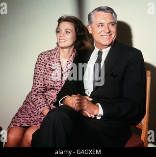 Der amerikanische Schauspieler Cary Grant und seine 29-jährige Frau, die ehemalige Schauspielerin Dyan Cannon, im Savoy Hotel, London. Stockfoto