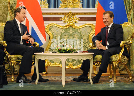 Premierminister David Cameron führt Gespräche mit dem russischen Präsidenten Dmitri Medwedew (rechts) im Kreml in Moskau, Russland. Stockfoto