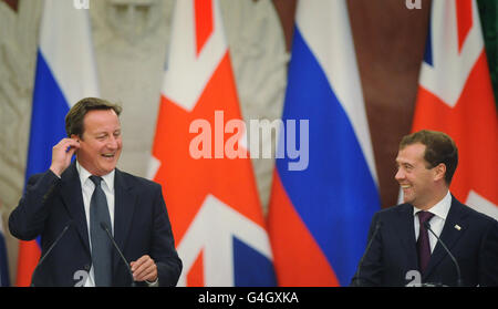 Premierminister David Cameron und der russische Präsident Dmitri Medwedew (rechts) halten eine Pressekonferenz im Kreml in Moskau, Russland ab. Stockfoto