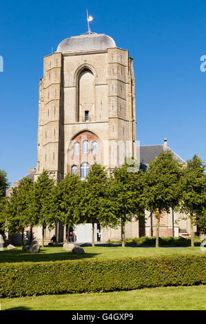 Vor der großen Kirche, Grote Kerk, in der Stadt Veere in Zeeland, Niederlande Stockfoto