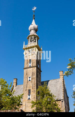 Glockenturm der alten Kirche in der Stadt Veere, Provinz Zeeland in den Niederlanden Stockfoto