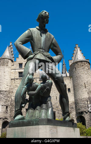 Lange Wapper Statue vor der mittelalterlichen Burg namens The Stone am Ufer des Flusses Schelde in Antwerpen, Flandern, Belgien Stockfoto