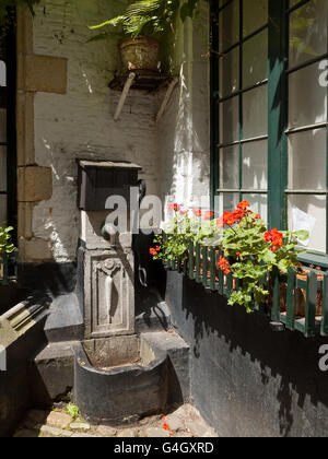 Kleine mittelalterliche Gasse namens Vlaeykensgang im Stadtzentrum von Antwerpen in Belgien Stockfoto