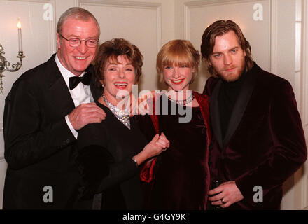 Die Stars von „Little Voice“ (l/r) Michael Caine, Brenda Blethyn, Jane Horrocks und Ewan McGregor kommen im Savoy Hotel in London für die Evening Standard British Film Awards 1998 an. Stockfoto