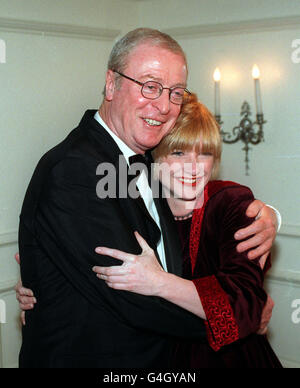 Zwei der Stars von „Little Voice“, Michael Caine und Jane Horrocks, kommen im Savoy Hotel in London zu den Evening Standard British Film Awards 1998 an. Stockfoto