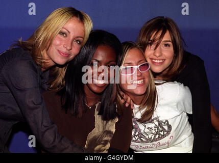 Die Popgruppe All Saints, von links nach rechts; Natalie Appleton, Shaznay Lewis, Nicole Appleton und Melie Blatt traten zum ersten Mal seit Monaten bei einer Pressekonferenz in London zusammen, um die gespaltenen Gerüchte zu beenden und ihre Sommertour um fünf Termine zu ergänzen. Stockfoto