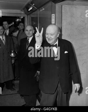 Premierminister Winston Churchill gibt an Bord des Cunard-Liners RMS Queen Mary, auf dem er nach New York segelte, ein Siegeszeichen Stockfoto