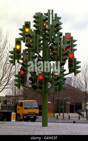 Eine Skulptur des anglo-französischen Künstlers Pierre Vivant in East London. Hergestellt aus 75 Sets von speziell gefertigten Ampeln in grün, ist es das Ergebnis eines internationalen Wettbewerbs von der Public Arts Commissions Agency organisiert. Stockfoto