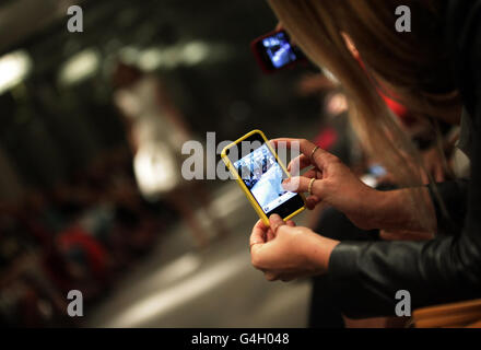 Emilia Wickstead Catwalk - London Fashionweek Stockfoto