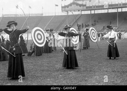 Lady Bogenschützen im Wettbewerb bei den Olympischen Spielen 1908 in London. Stockfoto