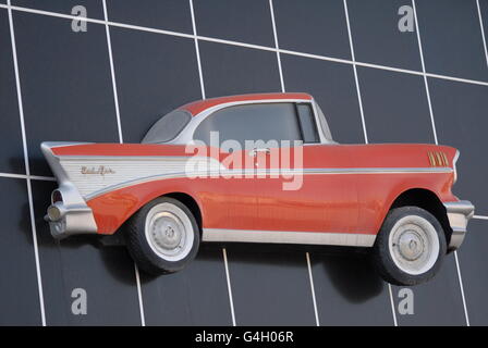 Klassische Auto-Modell bei der Ersatzteil-Shop Wand Stockfoto