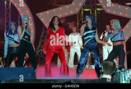 Popstar Billie und die irische Gruppe Bewitched spielen die 'Abba Medley' während der Brit Awards in der London Arena. Im Hintergrund befinden sich Mitglieder der POP-Gruppenschritte. Stockfoto