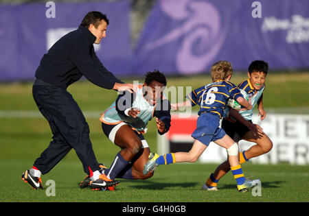 Die Franzosen Fulgence Ouedraogo und Damien Traille (links) verpassen während einer Trainingseinheit mit den Jungs vom Takapuna Rugby Club in Auckland, Neuseeland, ein Tackle. Stockfoto