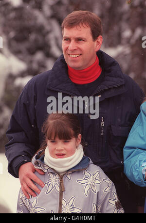 Der Herzog von York feiert seinen 39. Geburtstag am Freitag, den 19. Februar 1999 mit seiner Tochter Prinzessin Eugenie im Schweizer Skigebiet Verbier. Der Herzog flog heraus, um der Herzogin von York und ihren beiden Kindern Prinzessinnen Eugenie und Beatrice zu seinem Geburtstag beizutreten. Stockfoto