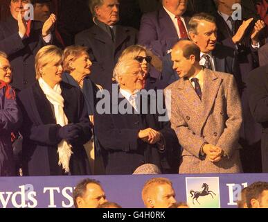 Prinz Edward (rechts) und seine Verlobte Sophie Rhys-Jones (links) nehmen ihre Plätze für das Spiel Wales gegen Irland Five Nations in Wembley ein. Stockfoto