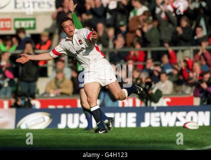 Englands Dan Luger erzielt Englands zweiten Versuch beim heutigen (Samstag) Calcutta Cup Sieg über Schottland bei Twickenham. In ihrer Five Nation's Championship. Endnote England 24 Schottland 21. Foto von Toby Melville/PA Stockfoto