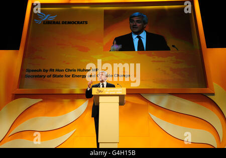 Chris Huhne, Staatssekretär für Energie und Klimawandel, spricht vor der Jahreskonferenz der Liberaldemokraten im ICC in Birmingham. Stockfoto