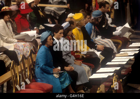 Mitglieder der königlichen Familie nehmen am Dankgottesdienst zu Ehren des 80. Geburtstages der Königin-Mutter Teil. Stockfoto