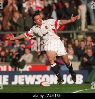 Englands Dan Luger erzielt Englands zweiten Versuch während des Calcutta Cup-Sieges über Schottland in Twickenham, in der Five Nation's Championship. Endnote England 24 Schottland 21. Stockfoto