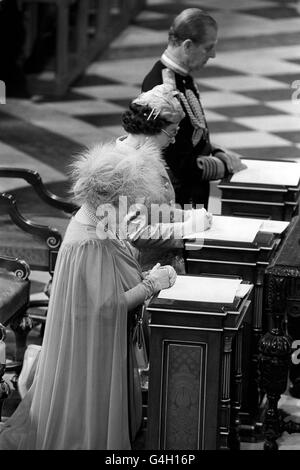Mitglieder der königlichen Familie nehmen am Dankgottesdienst zu Ehren des 80. Geburtstages der Königin-Mutter Teil. Von links nach rechts: Die Königin Mutter, Königin Elizabeth II. Und Prinz Philip, Herzog von Edinburgh. Stockfoto