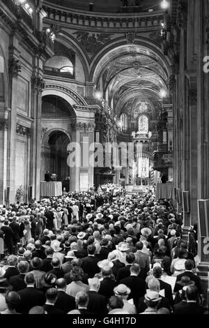 Eine allgemeine Aufnahme des Innenraums der St. Paul's Cathedral während des Dankgottesdienstes zu Ehren des 80. Geburtstages der Königin Mutter. Stockfoto