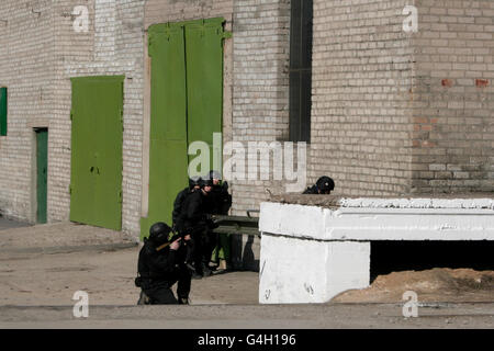 Unterteilung Anti-Terror-Polizei während einer schwarzen taktische Übungen. Seiltechnik. Reale Situation. Stockfoto