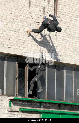 Unterteilung Anti-Terror-Polizei während einer schwarzen taktische Übungen. Seiltechnik. Reale Situation. Stockfoto