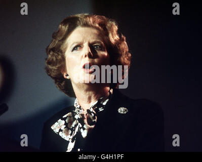 EINE BIBLIOTHEK DATEI BILD DER EHEMALIGEN PREMIERMINISTERIN MARGARET THATCHER EINE REDE WÄHREND DER KONSERVATIVEN PARTEIKONFERENZ AUF DER WINTERGÄRTEN IN BLACKPOOL Stockfoto