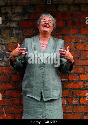 Pauline O'Regan aus Wilton in Cork gewann die Cadbury Roses und Friend's of the Seniorly National 2011 Enkelmutter des Jahres in Iveagh Gardens Dublin bei der Bekanntgabe der Gesamtauszeichnung. Stockfoto