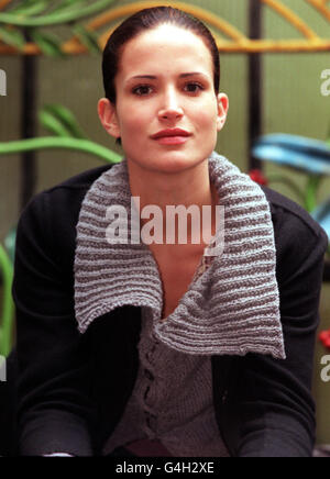 PA NEWS PHOTO 30/11/98 MODEL SOPHIE ANDERTON STARTET DEN SOHO KIND 2000 PENNY APPELL AN DER SOHO PFARRSCHULE, LONDON. ZUSAMMEN MIT KINDERN AUS DER SCHULE UND HILFE AUS CAFFE NERO, 2000 WURDE BEREITS FÜR DIE SCHULE IN GROSSEN WINDMÜHLE STRASSE ANGEHOBEN. Stockfoto