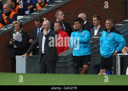 Steve Kean, Manager von Blackburn Rovers (links), scheint auf dem niedergeschlagen zu sein Touchline Stockfoto