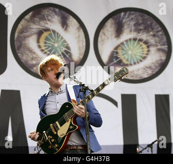 Alex Trimble vom Two Door Cinema Club tritt auf der Hauptbühne beim Reading Festival in der Richfield Avenue in Reading auf. Stockfoto