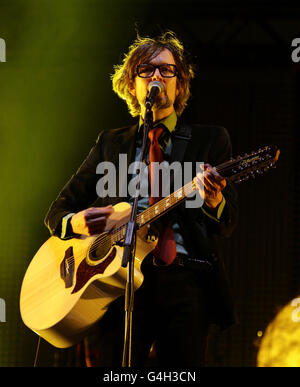 Reading Festival 2011. Jarvis Cocker von Pulp tritt auf der Hauptbühne beim Reading Festival in der Richfield Avenue in Reading auf. Stockfoto