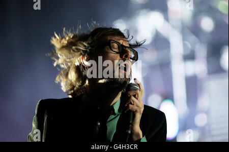 Jarvis Cocker of Pulp auf der Hauptbühne beim Reading Festival, in der Richfield Avenue in Reading. Stockfoto