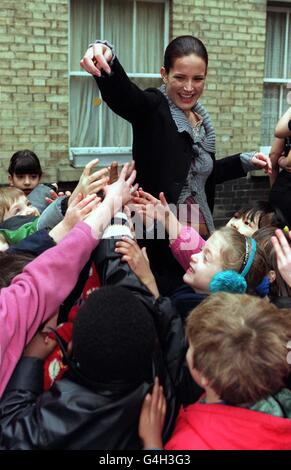 Model Sophie Anderton startet heute (Montag) den Soho Child 2000 Penny Appeal an der Soho Parish School in London. Zusammen mit den Kindern der Schule und mit Hilfe von Caffe Nero wurde bereits 2000 für die Schule in der Great Windmill Street aufgezogen. Foto von Peter J Jordan/PA. Stockfoto