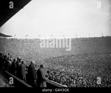 Die Szene im Wembley Stadium für das Fußballspiel des FA Cup Finals zwischen Bolton Waderers und West Ham United im Jahr 1923. Auf der linken Seite sieht man den König, der den bemerkenswerten Anblick beobachtet. West Ham gewann 2-0 Stockfoto