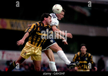 Teddy Sheringham (r) von Tottenham Hotspur springt mit auf den Kopf Andy Reid von Altrincham (l) Stockfoto