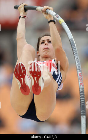 Die britische Kate Dennison tritt am zweiten Tag der IAAF-Leichtathletik-Weltmeisterschaften im Daegu-Stadion in Daegu, Südkorea, im Stabhochsprung der Frauen an. Stockfoto