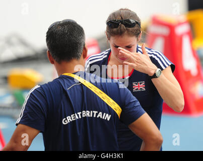 Die britische Kate Dennison zeigt ihre Emotion, nachdem sie sich am zweiten Tag der IAAF Leichtathletik-Weltmeisterschaften im Daegu Stadium in Daegu, Südkorea, wegen Verletzung aus dem Stabhochsprung der Frauen zurückziehen musste. Stockfoto