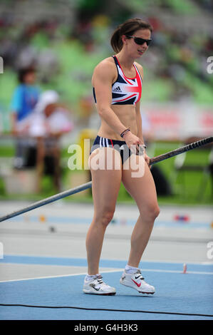 Die britische Kate Dennison geht weg, nachdem sie sich am zweiten Tag der IAAF Leichtathletik-Weltmeisterschaften im Daegu-Stadion in Daegu, Südkorea, im Stabhochsprung der Frauen verletzt hat. Stockfoto