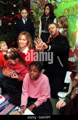 Der ehemalige Beatle Ringo Starr und seine Frau Barbara Bach schließen sich heute (Dienstag) von links nach rechts an; vorne Ryan, Sofia und Ishalee, hinten unidentifiziert, im Palace im Norden Londons. Ringo und seine Frau Barbara Bach waren im Zentrum, um die Arbeit hervorzuheben, die Freiwillige tun, um Kinder mit zerebraler Lähmung und damit verbundenen Behinderungen zu unterstützen. Palace ist eine von 27 Scope angeschlossenen Londoner Organisationen, die Scope's Mission und Ziele unterstützt. Foto von Peter J Jordan/PA. Stockfoto