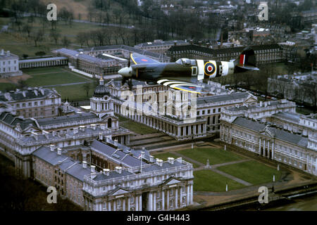 RAF Supermarine Spitfire PM631 fliegt während des Fluges zum 50. Jahrestag über London über das Royal Naval College in Greenwich. Die PM631 ist in Invasionsstreifen der Normandie getarnt Stockfoto