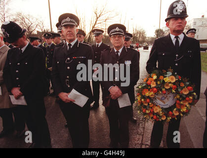 Sir Paul Condon, der für die Metropolitan Police zuständige Kommissar (2. Links), hielt Trauerfeiern zum Gedenken an den 10. Jahrestag der Eisenbahnkatastrophe von Clapham Junction ab. Mehr als 200 Personen nahmen am Außendienst im Spencer Park Green in Wandsworth im Südwesten Londons Teil, nur wenige Meter vom Absturzort entfernt. Siehe PA Story RAIL Clapham. Foto von Sean Dempsey. Stockfoto