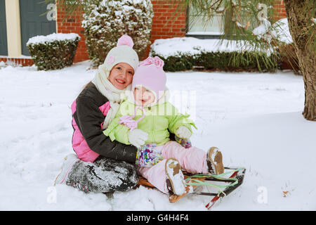 Zwei glückliche junge Mädchen, die Spaß in Winter park Stockfoto