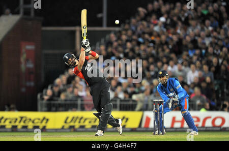 Cricket - NatWest International Twenty20 - England - Indien - Old Trafford. Der englische Kevin Pietersen trifft sich während des Internationalen Twenty20-Spiels in Old Trafford, Manchester. Stockfoto