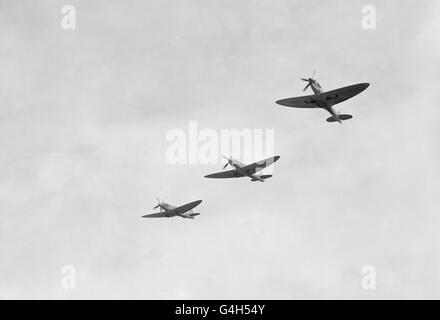 Drei der letzten Spitfires aus der Battle of Britain fliegen in Formation vor ihrer Pensionierung, siebzehn Jahre nach der berühmten Schlacht Stockfoto