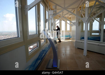 Ein Besucher bewundert die Aussicht von der Spitze des renovierten Blackpool Tower in Blackpool. Stockfoto